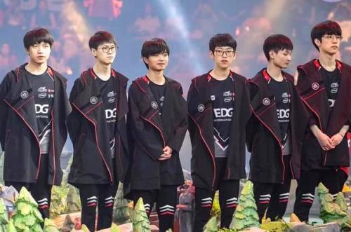 攻足球的坚 攻足球的坚